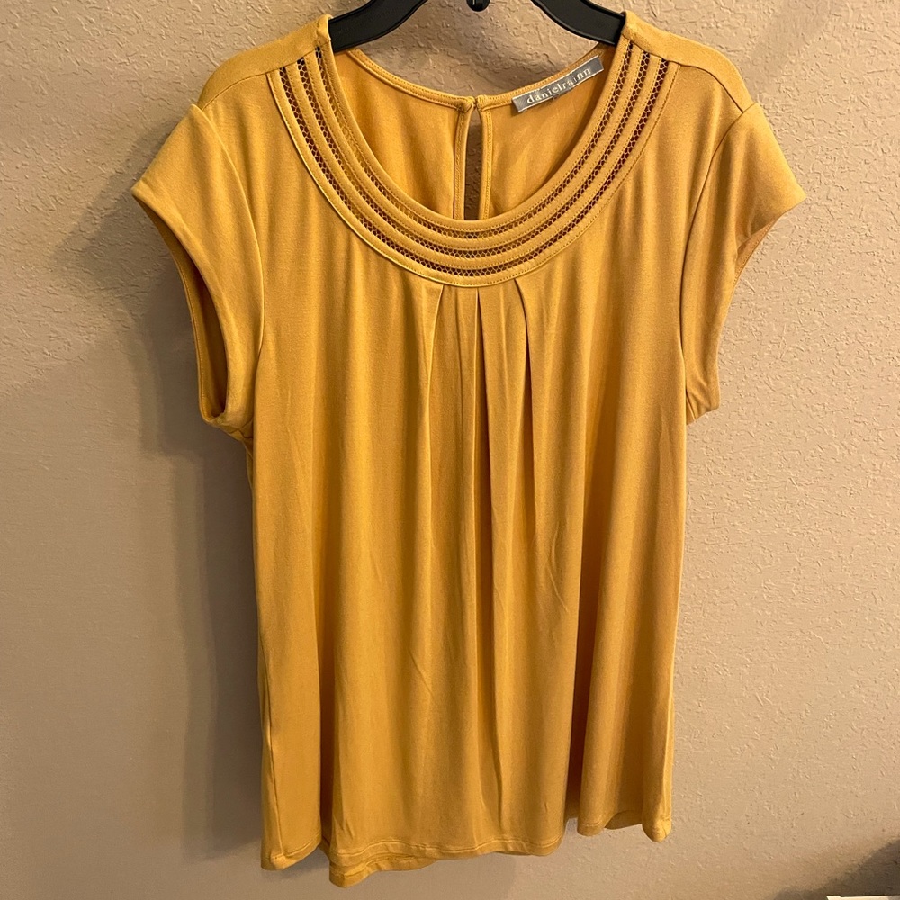 Barely worn Daniel Rainn short sleeve top, medium